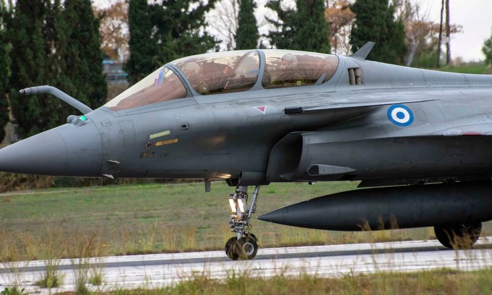 Έφτασε το 18ο μαχητικό Rafale στην αεροπορική βάση Τανάγρας (βίντεο)